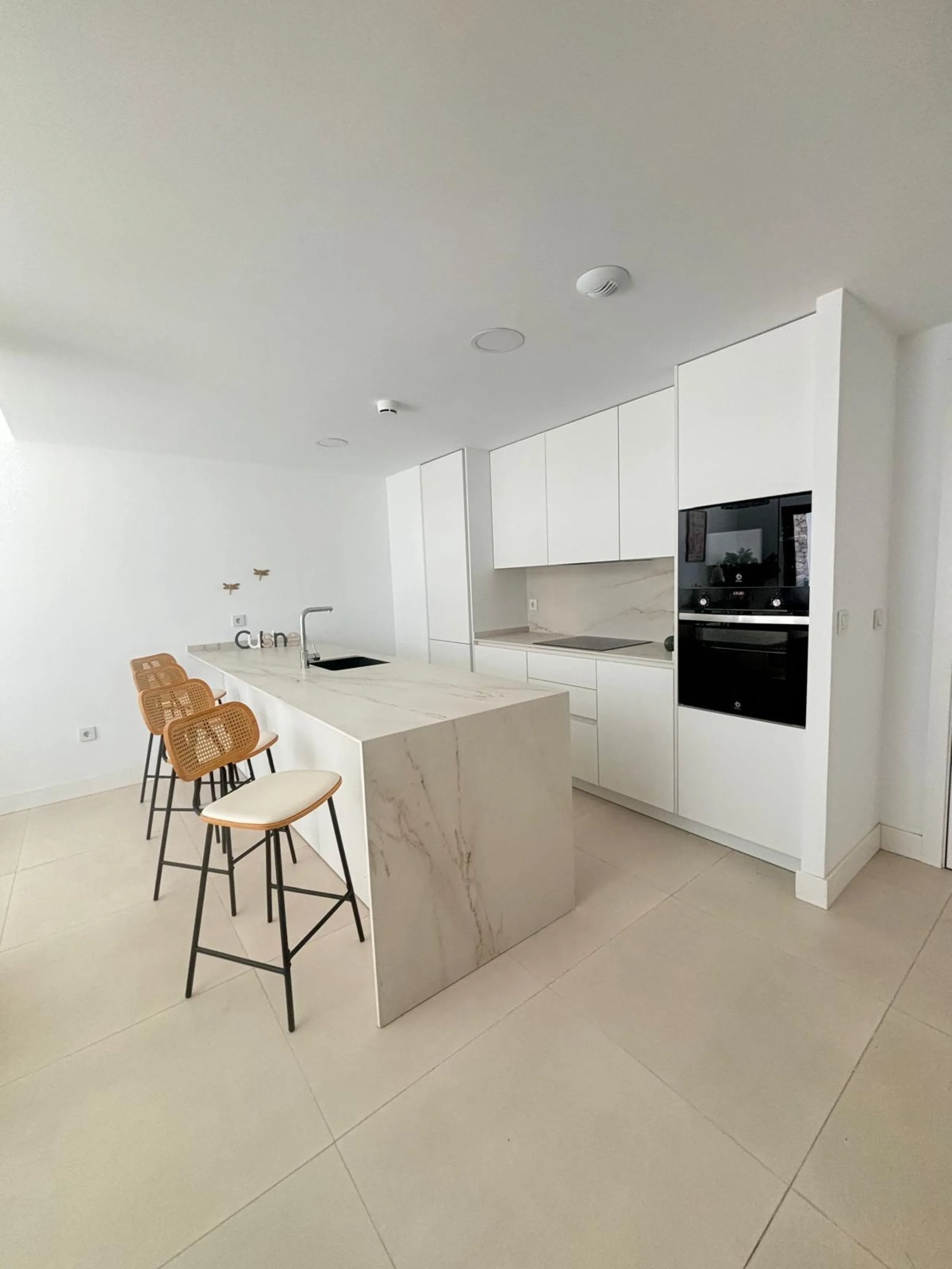 Discover an exquisite two-bedroom, two-bathroom luxury apartment featuring a spacious terrace, perfectly designed for both relaxation and entertainment. Located in the exclusive El Higuerón area of Fuengirola, this brand-new, fully furnished residence off