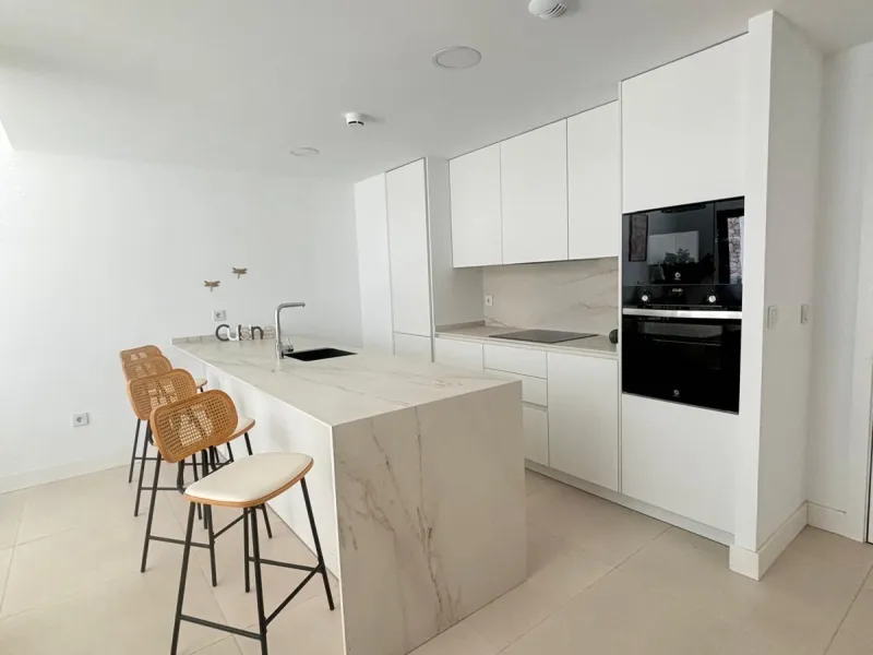 Discover an exquisite two-bedroom, two-bathroom luxury apartment featuring a spacious terrace, perfectly designed for both relaxation and entertainment. Located in the exclusive El Higuerón area of Fuengirola, this brand-new, fully furnished residence off