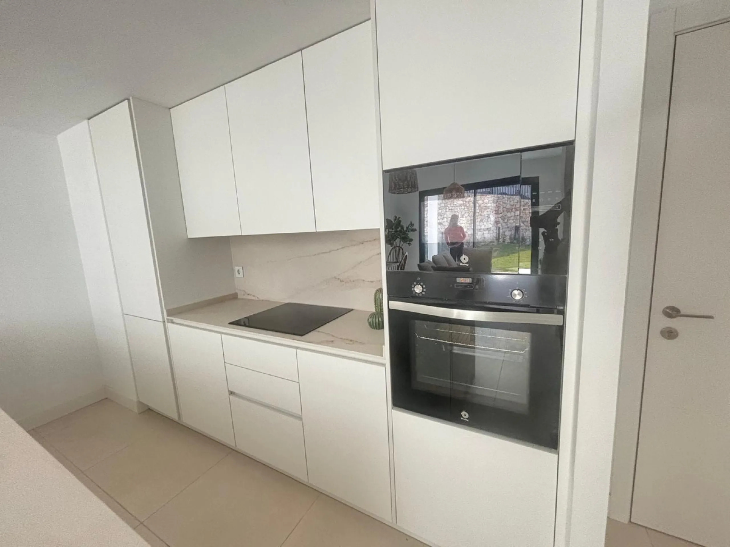 Discover an exquisite two-bedroom, two-bathroom luxury apartment featuring a spacious terrace, perfectly designed for both relaxation and entertainment. Located in the exclusive El Higuerón area of Fuengirola, this brand-new, fully furnished residence off