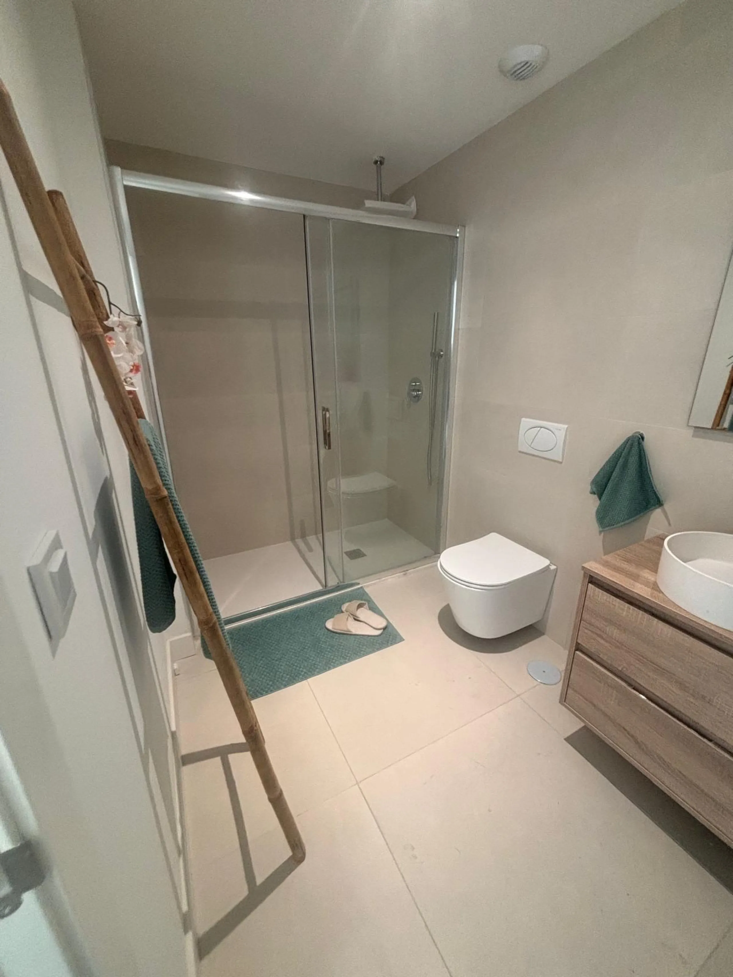 Discover an exquisite two-bedroom, two-bathroom luxury apartment featuring a spacious terrace, perfectly designed for both relaxation and entertainment. Located in the exclusive El Higuerón area of Fuengirola, this brand-new, fully furnished residence off