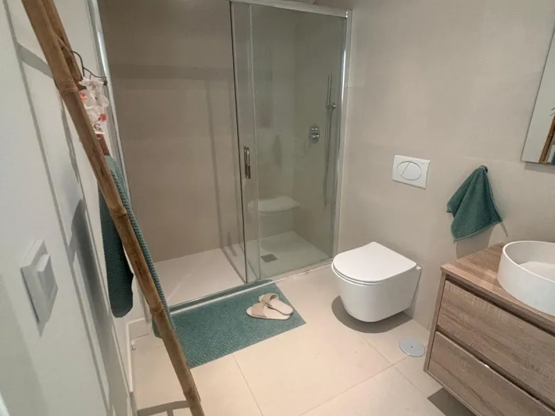 Discover an exquisite two-bedroom, two-bathroom luxury apartment featuring a spacious terrace, perfectly designed for both relaxation and entertainment. Located in the exclusive El Higuerón area of Fuengirola, this brand-new, fully furnished residence off