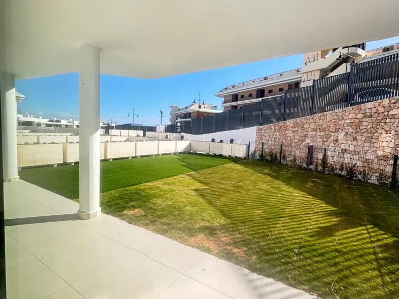 Discover an exquisite two-bedroom, two-bathroom luxury apartment featuring a spacious terrace, perfectly designed for both relaxation and entertainment. Located in the exclusive El Higuerón area of Fuengirola, this brand-new, fully furnished residence off
