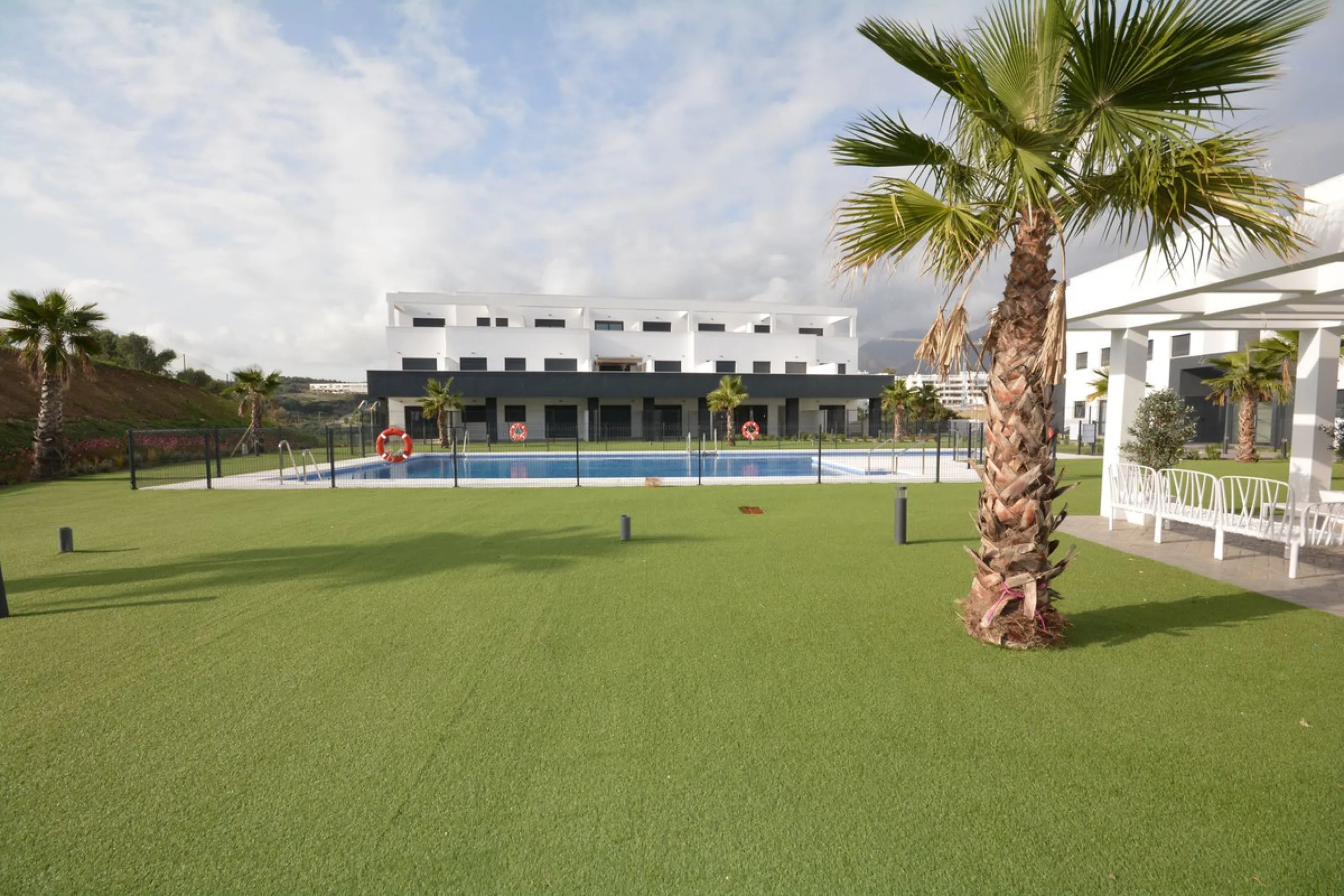 Contemporary 2 bedroom apartment for sale in Estepona west