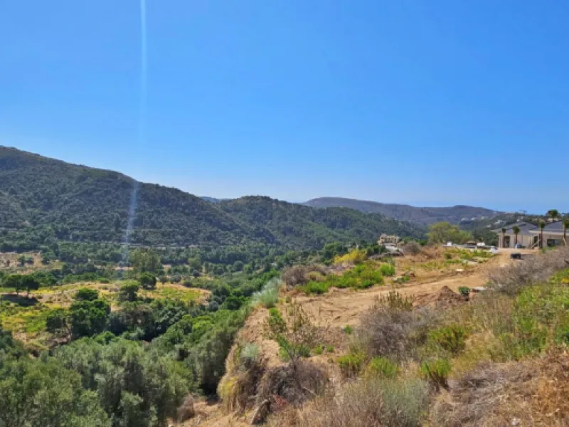 Monte Mayor: Big plot with Project and Licence ready to built. This plot is in the perfect setting to build a villa overlooking the green mountains of Benahavis, Landscape and Sea.
