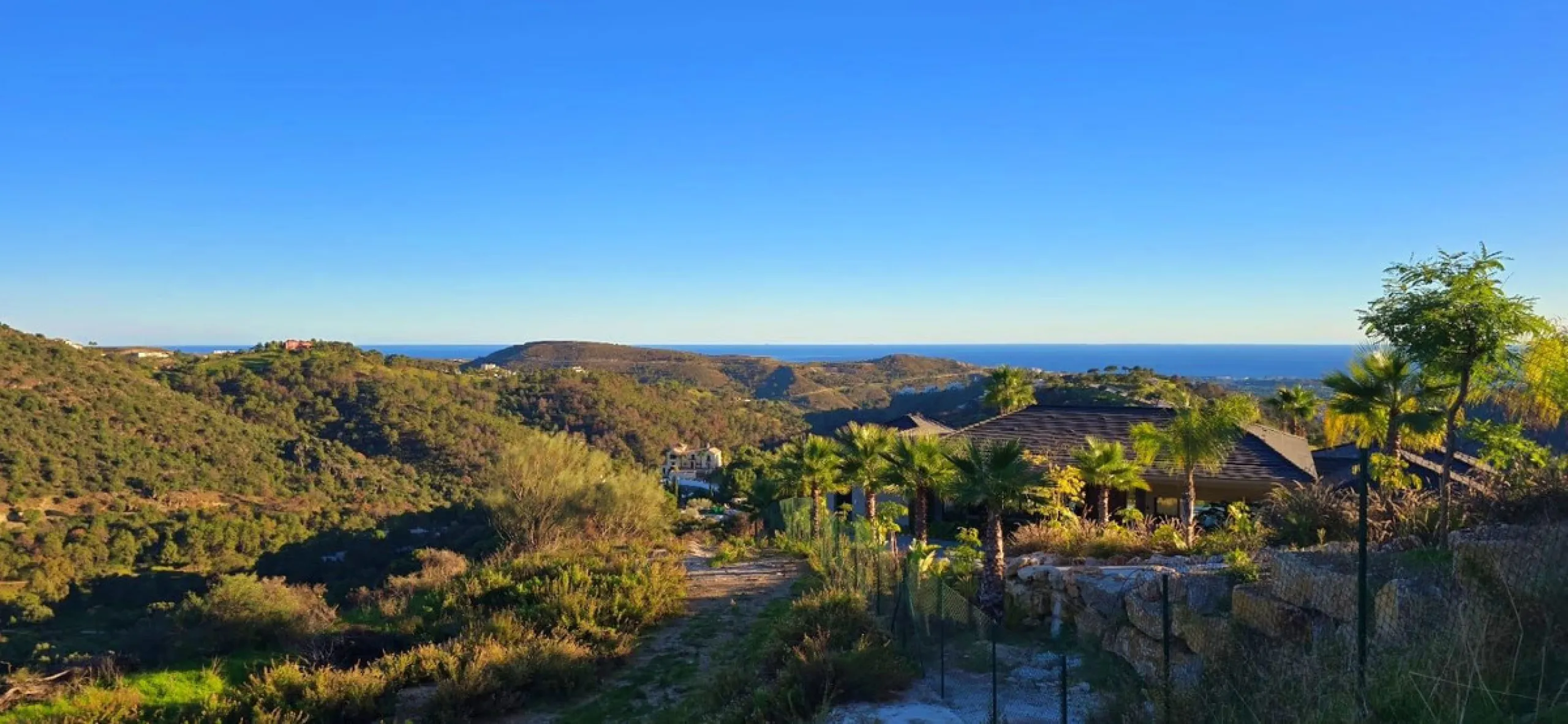 Monte Mayor: Big plot with Project and Licence ready to built. This plot is in the perfect setting to build a villa overlooking the green mountains of Benahavis, Landscape and Sea.