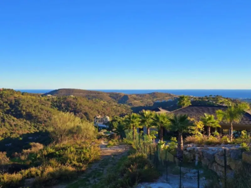 Monte Mayor: Big plot with Project and Licence ready to built. This plot is in the perfect setting to build a villa overlooking the green mountains of Benahavis, Landscape and Sea.