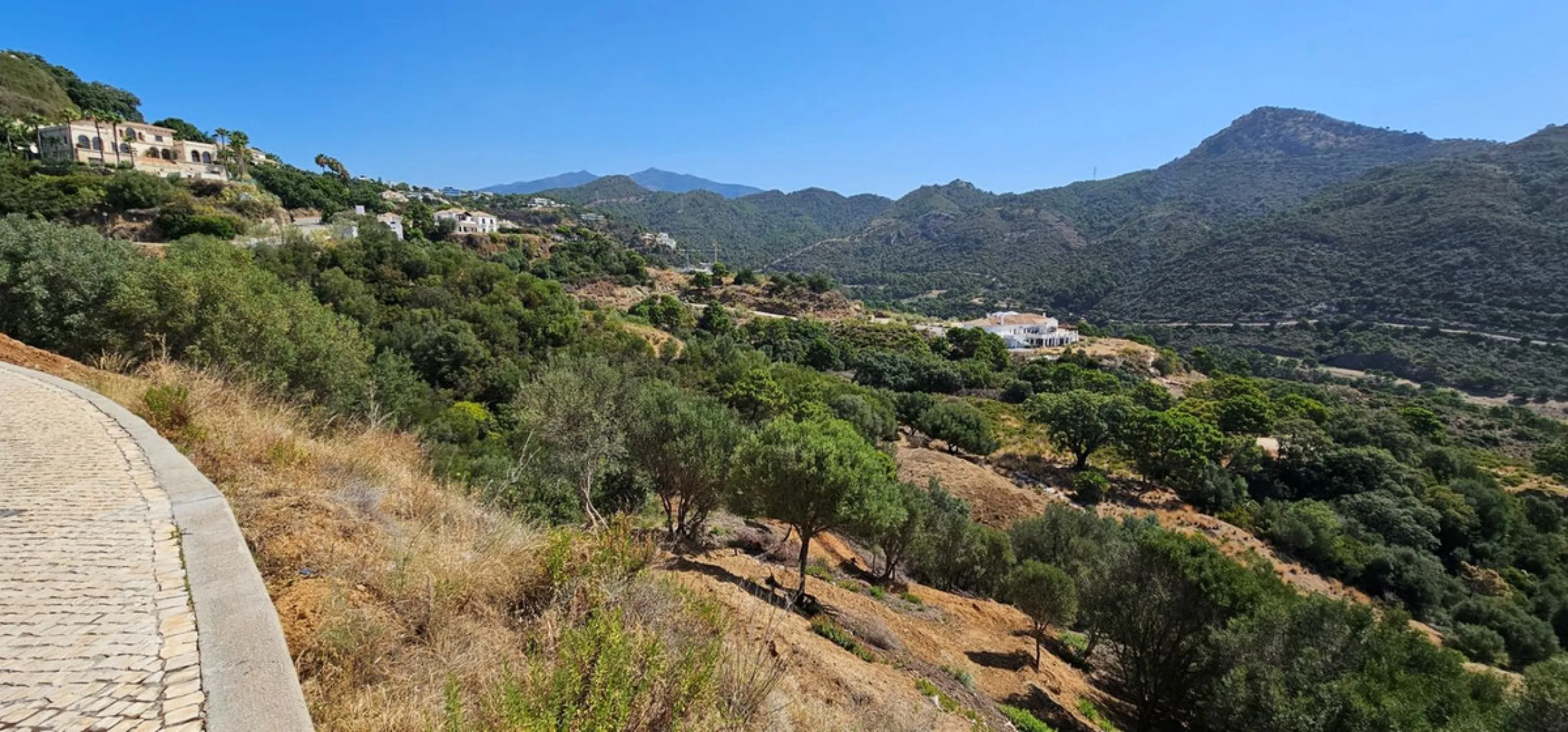 Monte Mayor: Big plot with Project and Licence ready to built. This plot is in the perfect setting to build a villa overlooking the green mountains of Benahavis, Landscape and Sea.