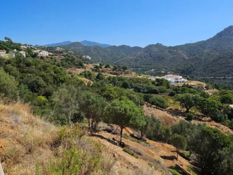 Monte Mayor: Big plot with Project and Licence ready to built. This plot is in the perfect setting to build a villa overlooking the green mountains of Benahavis, Landscape and Sea.