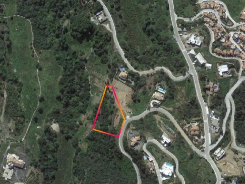 Monte Mayor: Big plot with Project and Licence ready to built. This plot is in the perfect setting to build a villa overlooking the green mountains of Benahavis, Landscape and Sea.