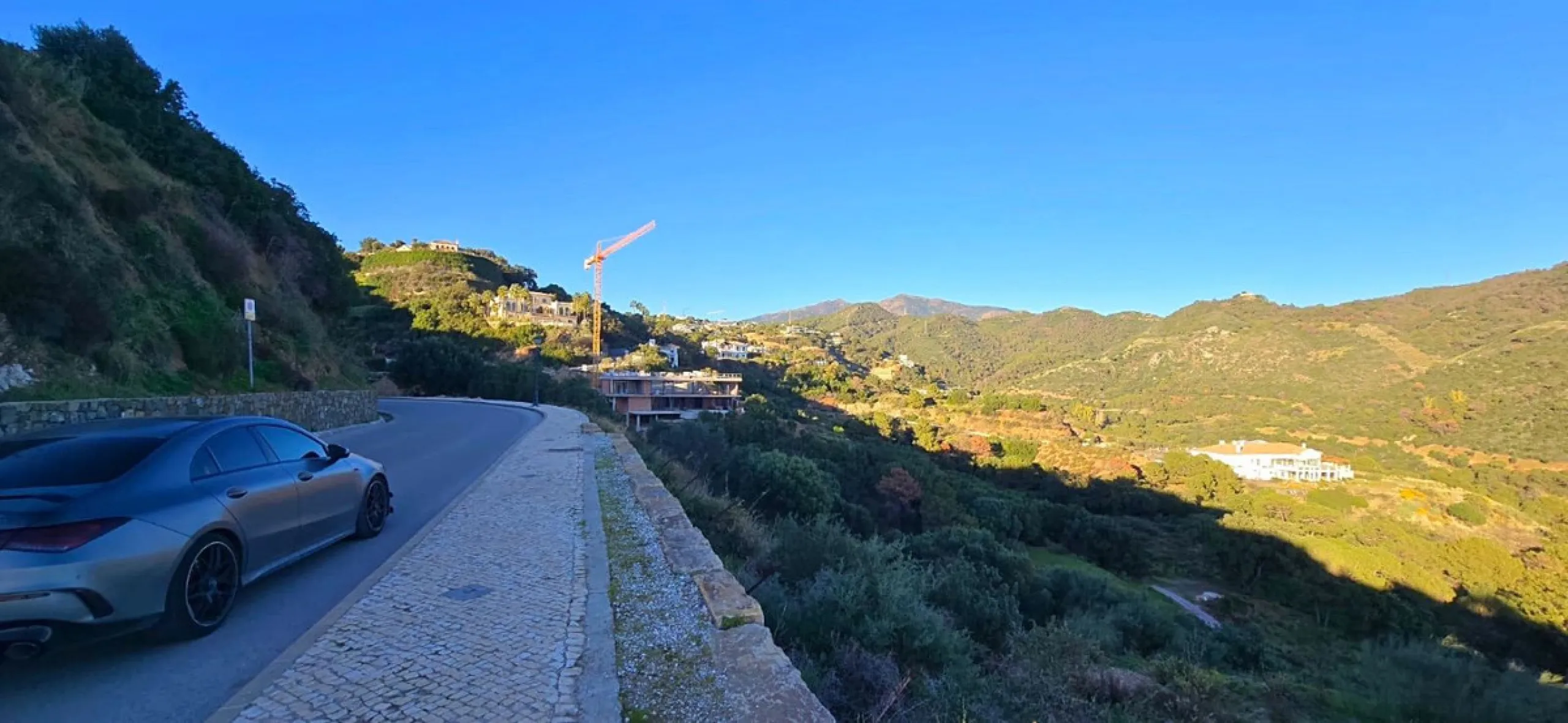 Monte Mayor: Big plot with Project and Licence ready to built. This plot is in the perfect setting to build a villa overlooking the green mountains of Benahavis, Landscape and Sea.