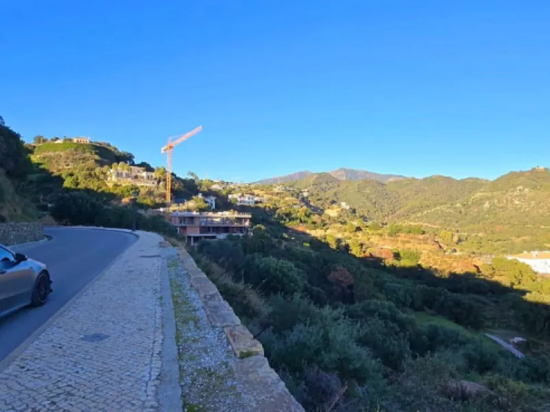 Monte Mayor: Big plot with Project and Licence ready to built. This plot is in the perfect setting to build a villa overlooking the green mountains of Benahavis, Landscape and Sea.