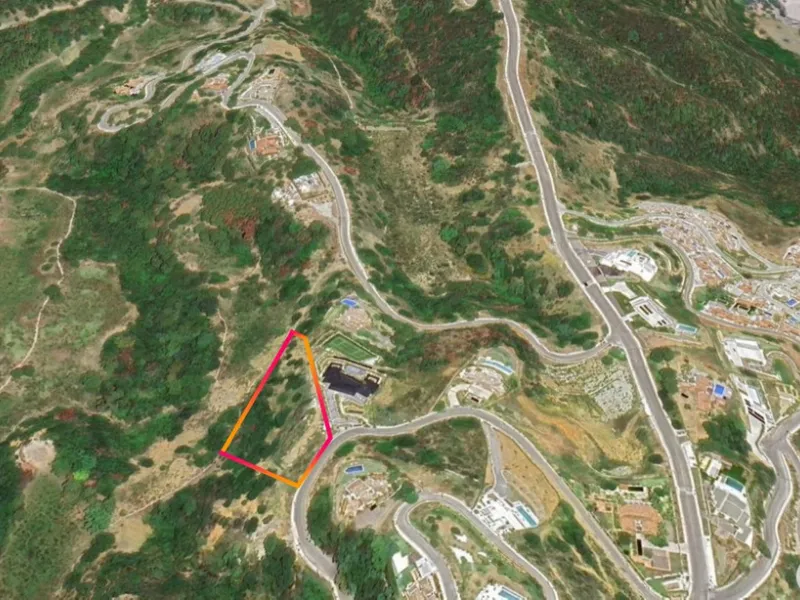Monte Mayor: Big plot with Project and Licence ready to built. This plot is in the perfect setting to build a villa overlooking the green mountains of Benahavis, Landscape and Sea.