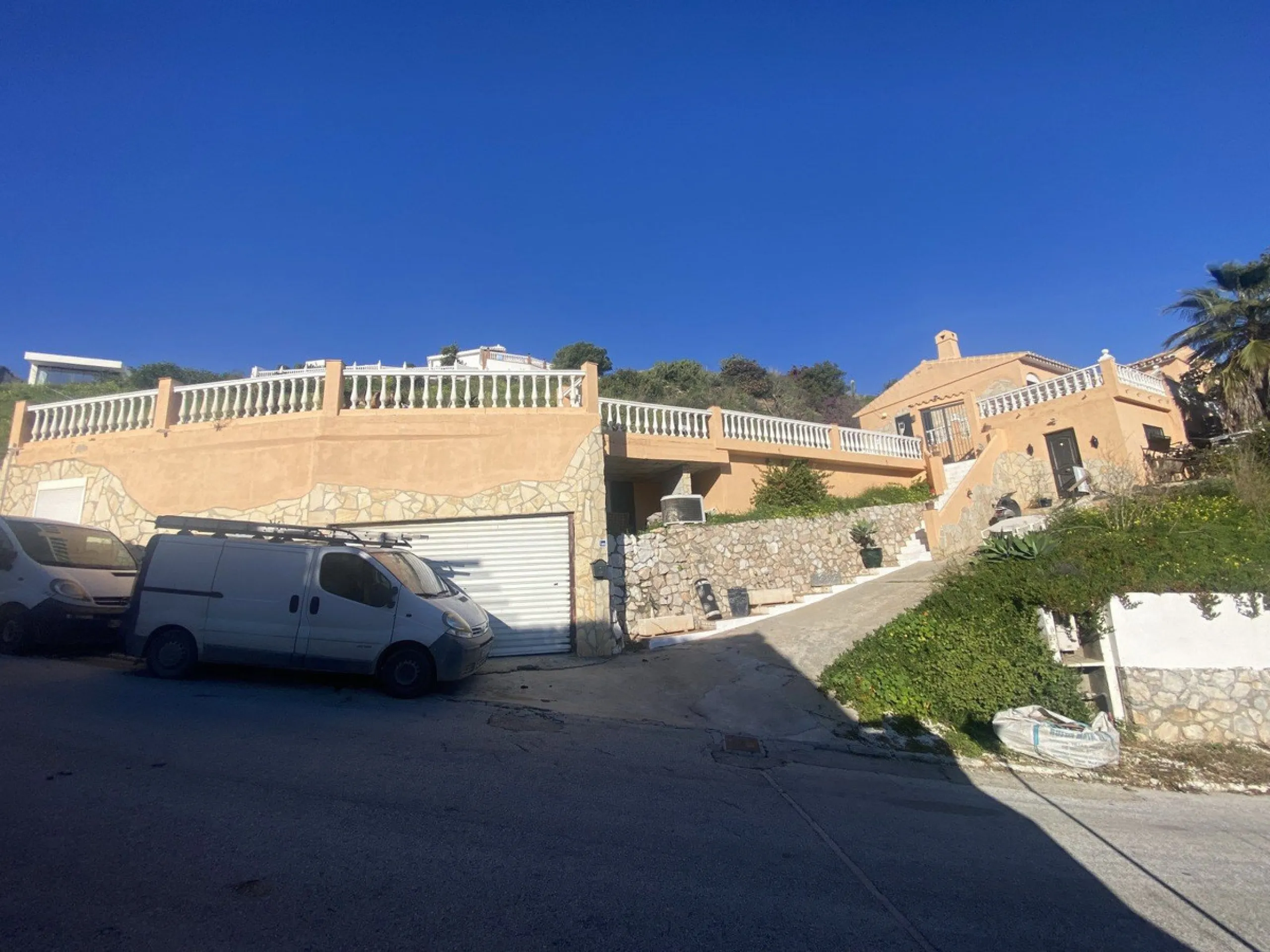 House - Detached Villa в продаже в Mijas, Málaga. В доме 6 спален и 3 ванных комнат. Площадь дома 346 м². Площадь участка 968 м²