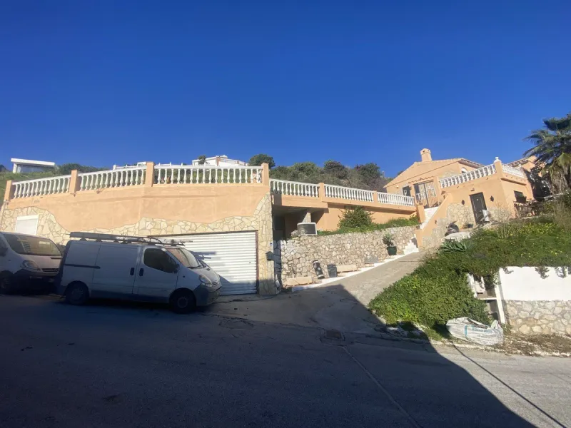 JUST REDUCED €50,000! 4 Bed Detached Villa with additional 2 Bed Apartment. One of the  Largest Detached Villa's in the Urbanisation - Cerros Del Aguila.