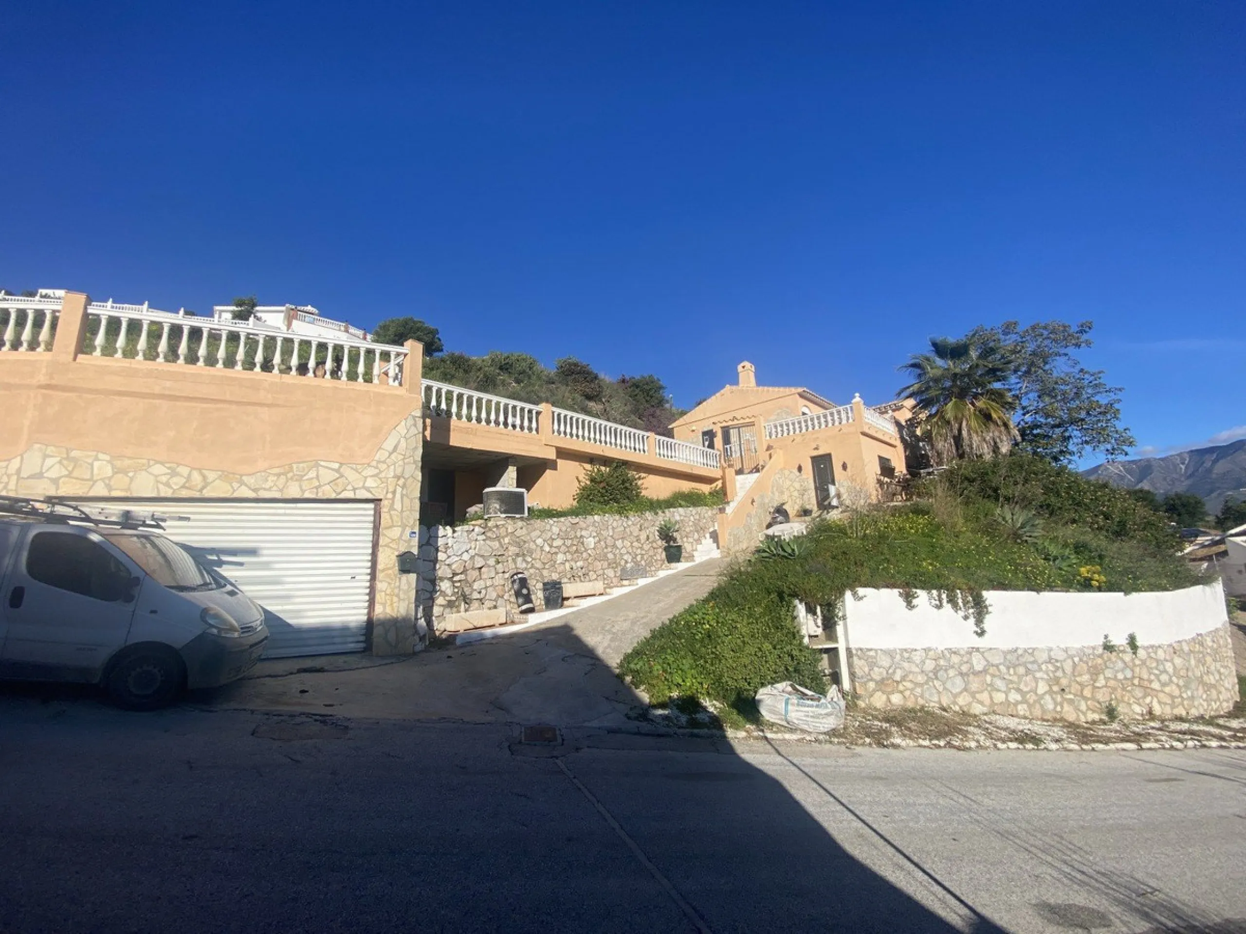 House - Detached Villa в продаже в Mijas, Málaga. В доме 6 спален и 3 ванных комнат. Площадь дома 346 м². Площадь участка 968 м²