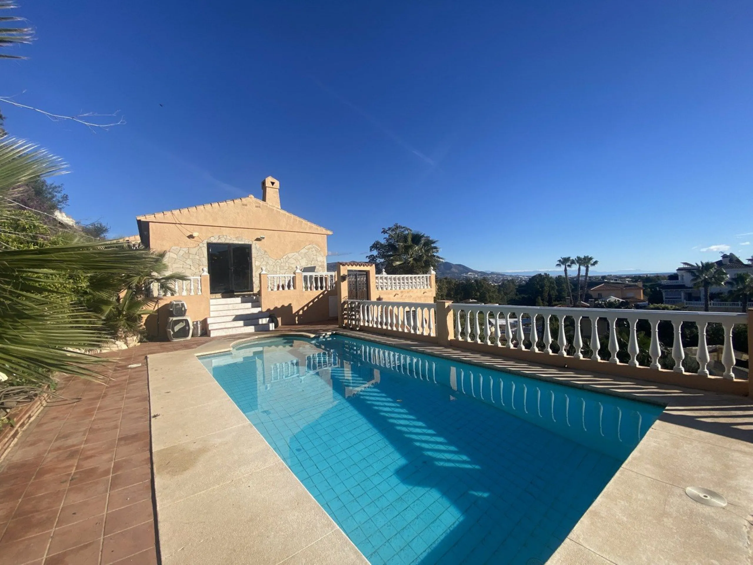 House - Detached Villa в продаже в Mijas, Málaga. В доме 6 спален и 3 ванных комнат. Площадь дома 346 м². Площадь участка 968 м²