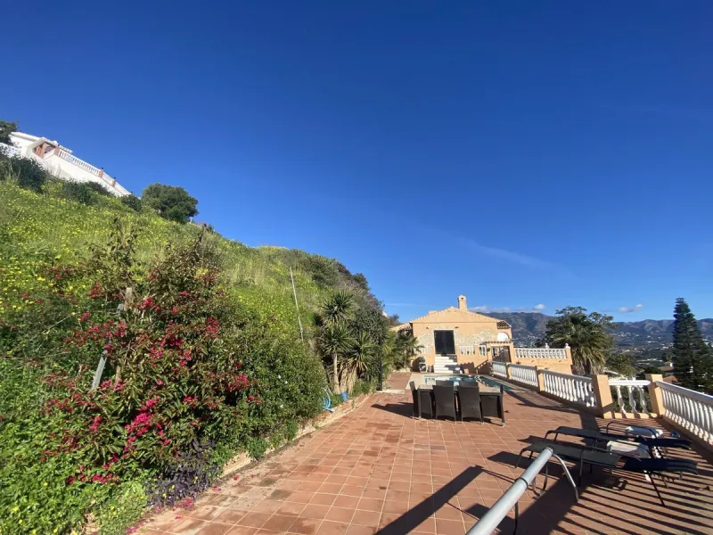 House - Detached Villa в продаже в Mijas, Málaga. В доме 6 спален и 3 ванных комнат. Площадь дома 346 м². Площадь участка 968 м²