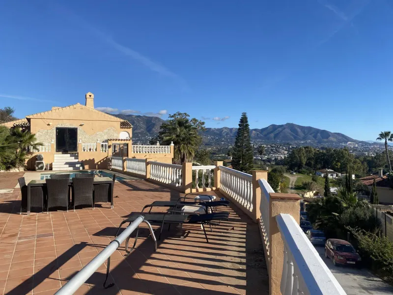 House - Detached Villa в продаже в Mijas, Málaga. В доме 6 спален и 3 ванных комнат. Площадь дома 346 м². Площадь участка 968 м²