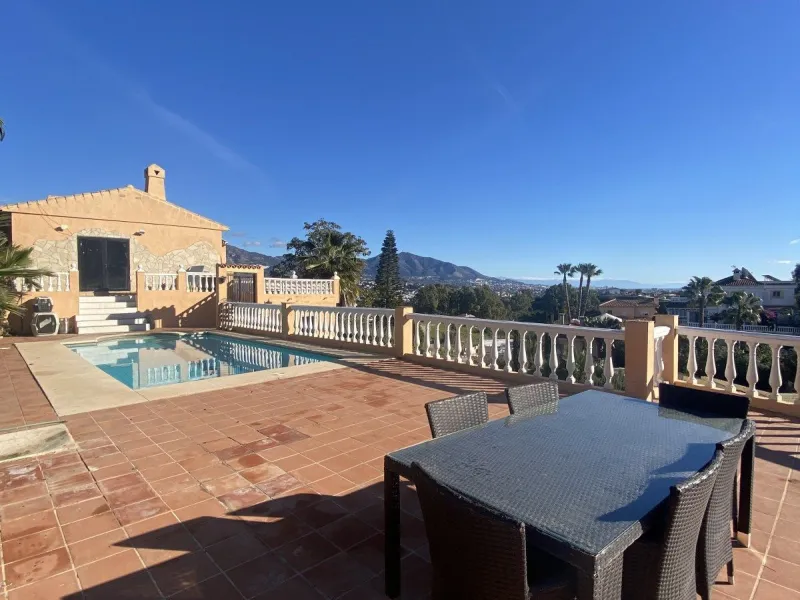 House - Detached Villa в продаже в Mijas, Málaga. В доме 6 спален и 3 ванных комнат. Площадь дома 346 м². Площадь участка 968 м²