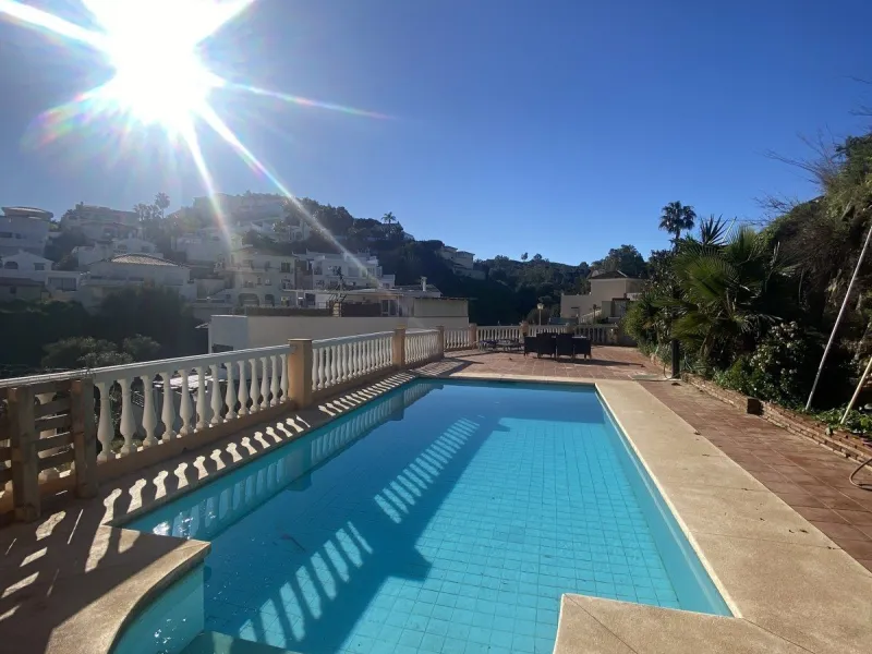 House - Detached Villa в продаже в Mijas, Málaga. В доме 6 спален и 3 ванных комнат. Площадь дома 346 м². Площадь участка 968 м²