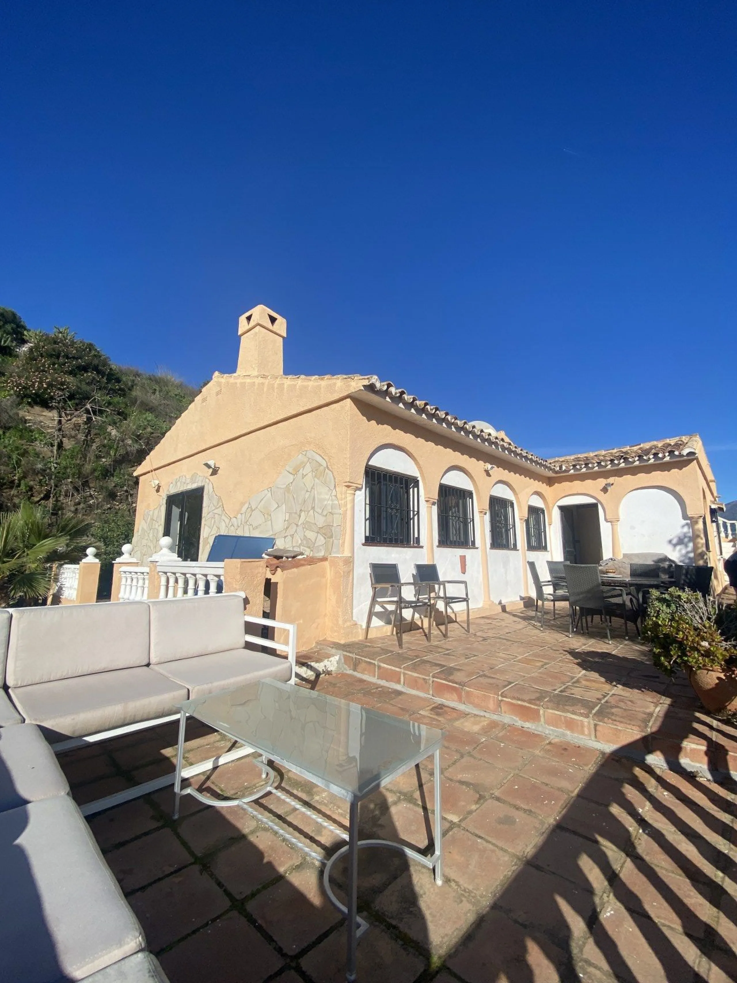 House - Detached Villa в продаже в Mijas, Málaga. В доме 6 спален и 3 ванных комнат. Площадь дома 346 м². Площадь участка 968 м²