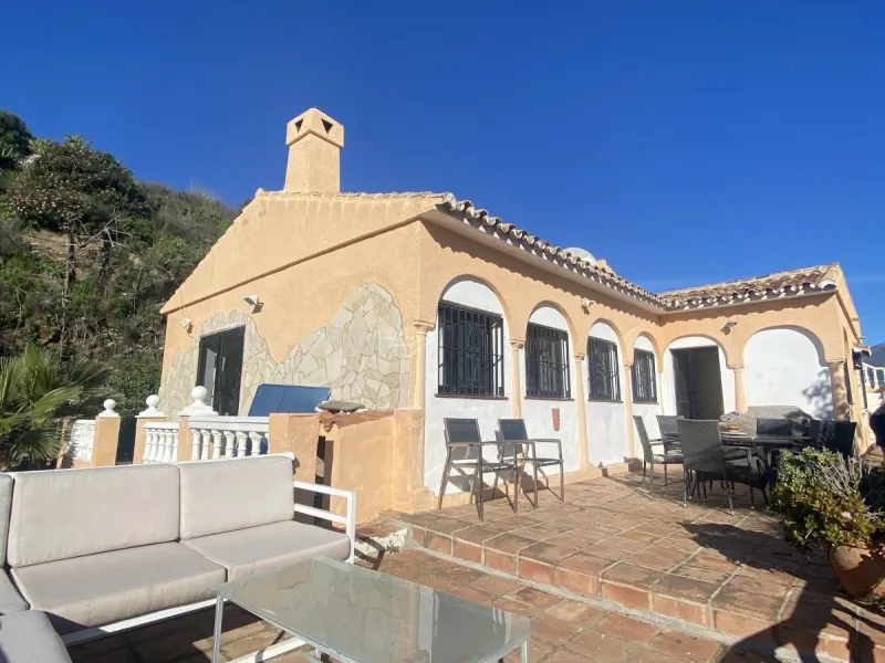 House - Detached Villa в продаже в Mijas, Málaga. В доме 6 спален и 3 ванных комнат. Площадь дома 346 м². Площадь участка 968 м²