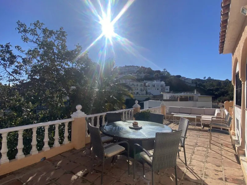 House - Detached Villa в продаже в Mijas, Málaga. В доме 6 спален и 3 ванных комнат. Площадь дома 346 м². Площадь участка 968 м²