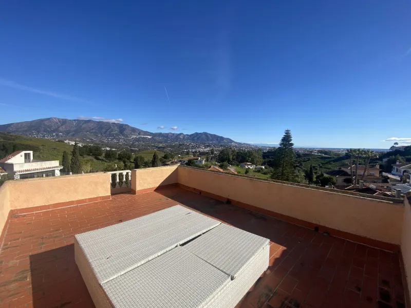 House - Detached Villa в продаже в Mijas, Málaga. В доме 6 спален и 3 ванных комнат. Площадь дома 346 м². Площадь участка 968 м²