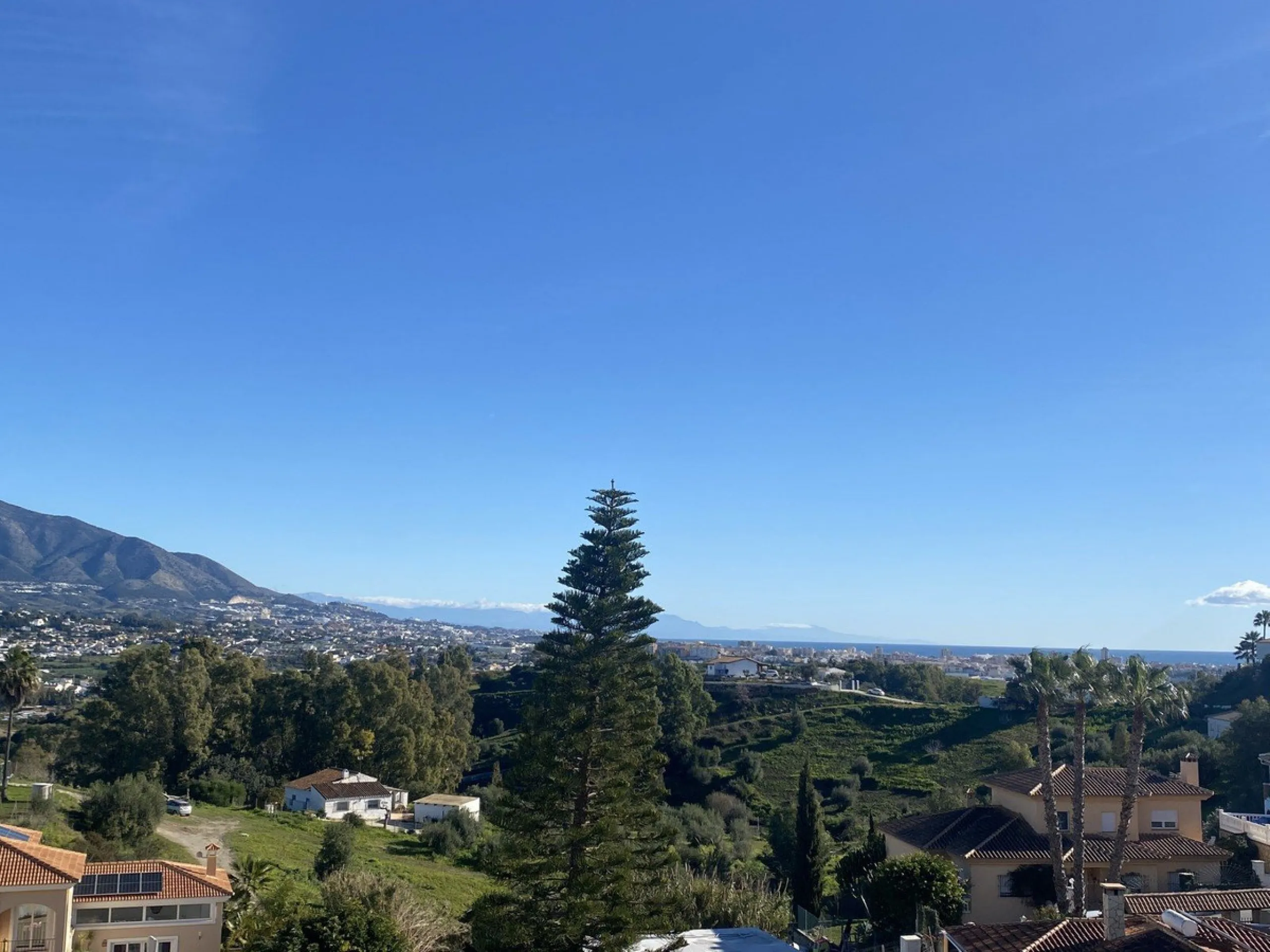House - Detached Villa в продаже в Mijas, Málaga. В доме 6 спален и 3 ванных комнат. Площадь дома 346 м². Площадь участка 968 м²