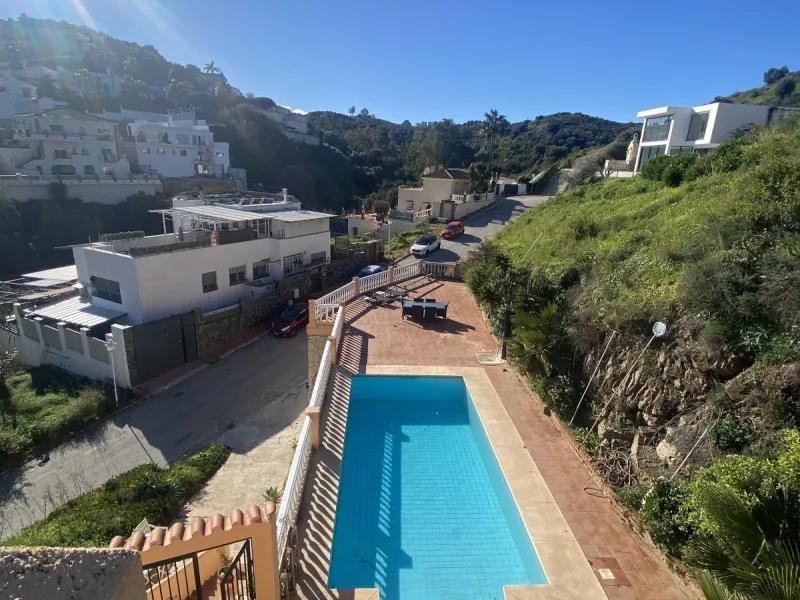 House - Detached Villa в продаже в Mijas, Málaga. В доме 6 спален и 3 ванных комнат. Площадь дома 346 м². Площадь участка 968 м²