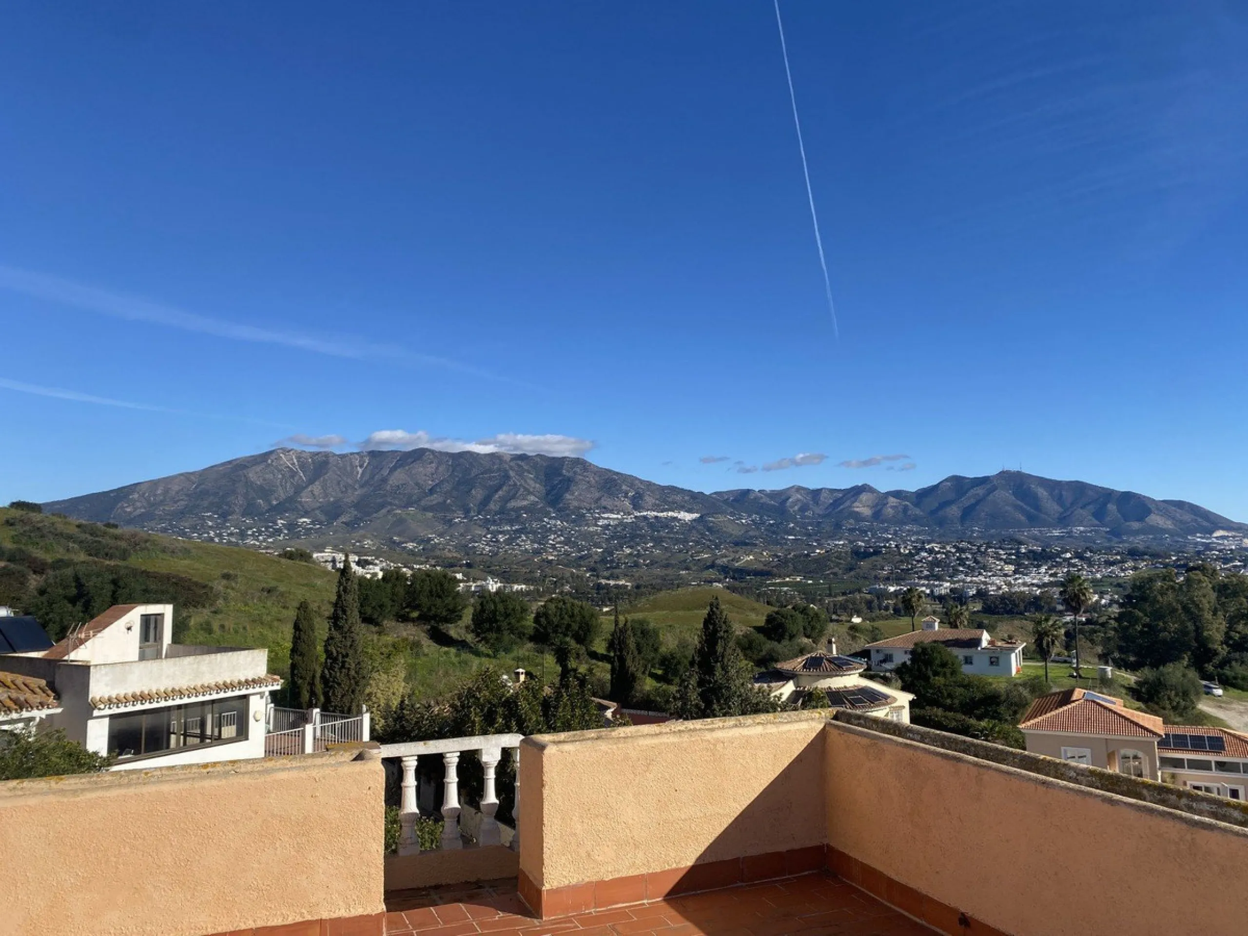 House - Detached Villa в продаже в Mijas, Málaga. В доме 6 спален и 3 ванных комнат. Площадь дома 346 м². Площадь участка 968 м²