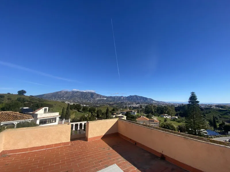 House - Detached Villa в продаже в Mijas, Málaga. В доме 6 спален и 3 ванных комнат. Площадь дома 346 м². Площадь участка 968 м²