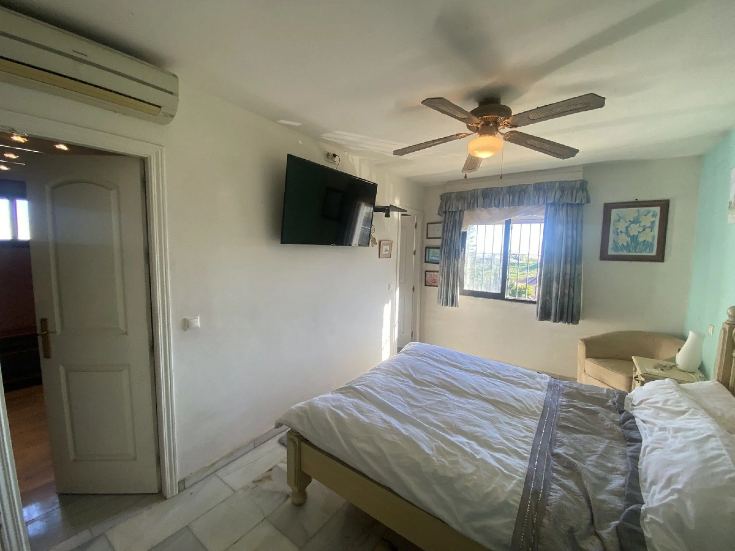House - Detached Villa в продаже в Mijas, Málaga. В доме 6 спален и 3 ванных комнат. Площадь дома 346 м². Площадь участка 968 м²