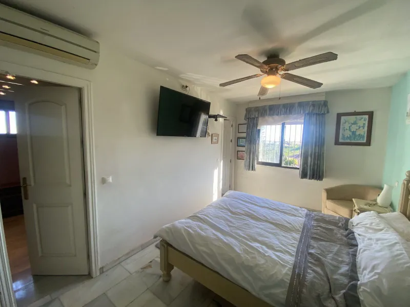House - Detached Villa в продаже в Mijas, Málaga. В доме 6 спален и 3 ванных комнат. Площадь дома 346 м². Площадь участка 968 м²