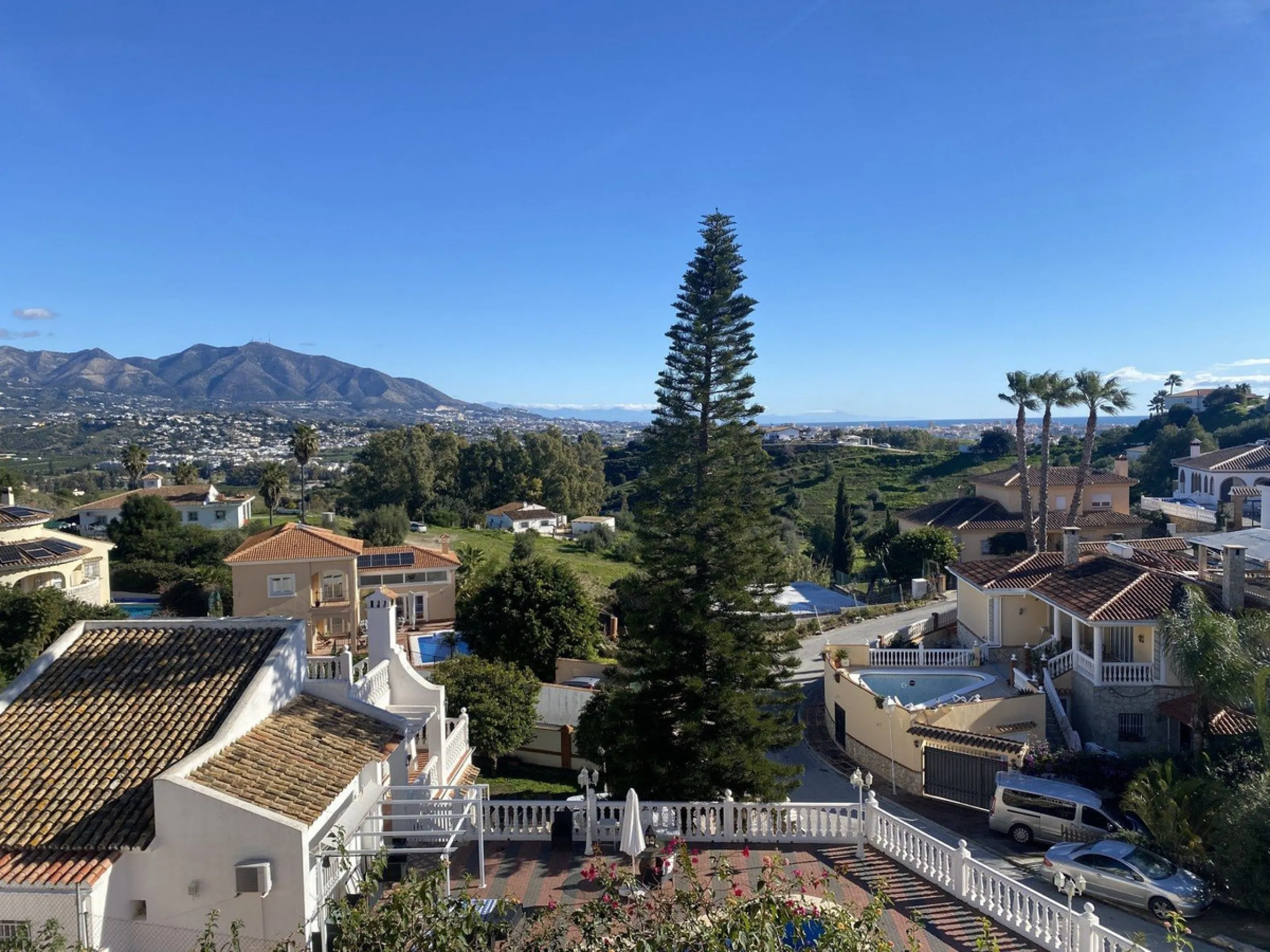 House - Detached Villa в продаже в Mijas, Málaga. В доме 6 спален и 3 ванных комнат. Площадь дома 346 м². Площадь участка 968 м²