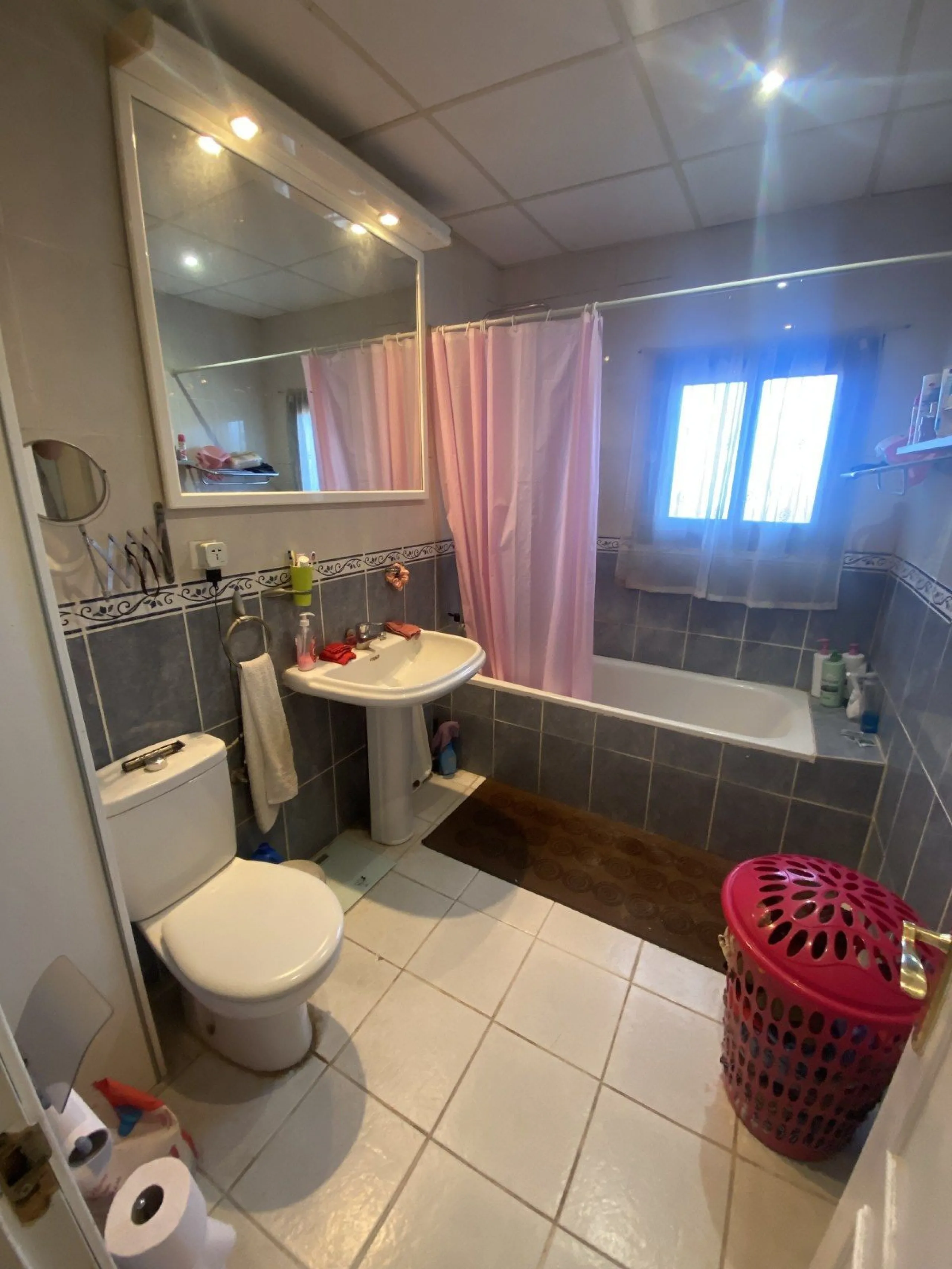House - Detached Villa в продаже в Mijas, Málaga. В доме 6 спален и 3 ванных комнат. Площадь дома 346 м². Площадь участка 968 м²