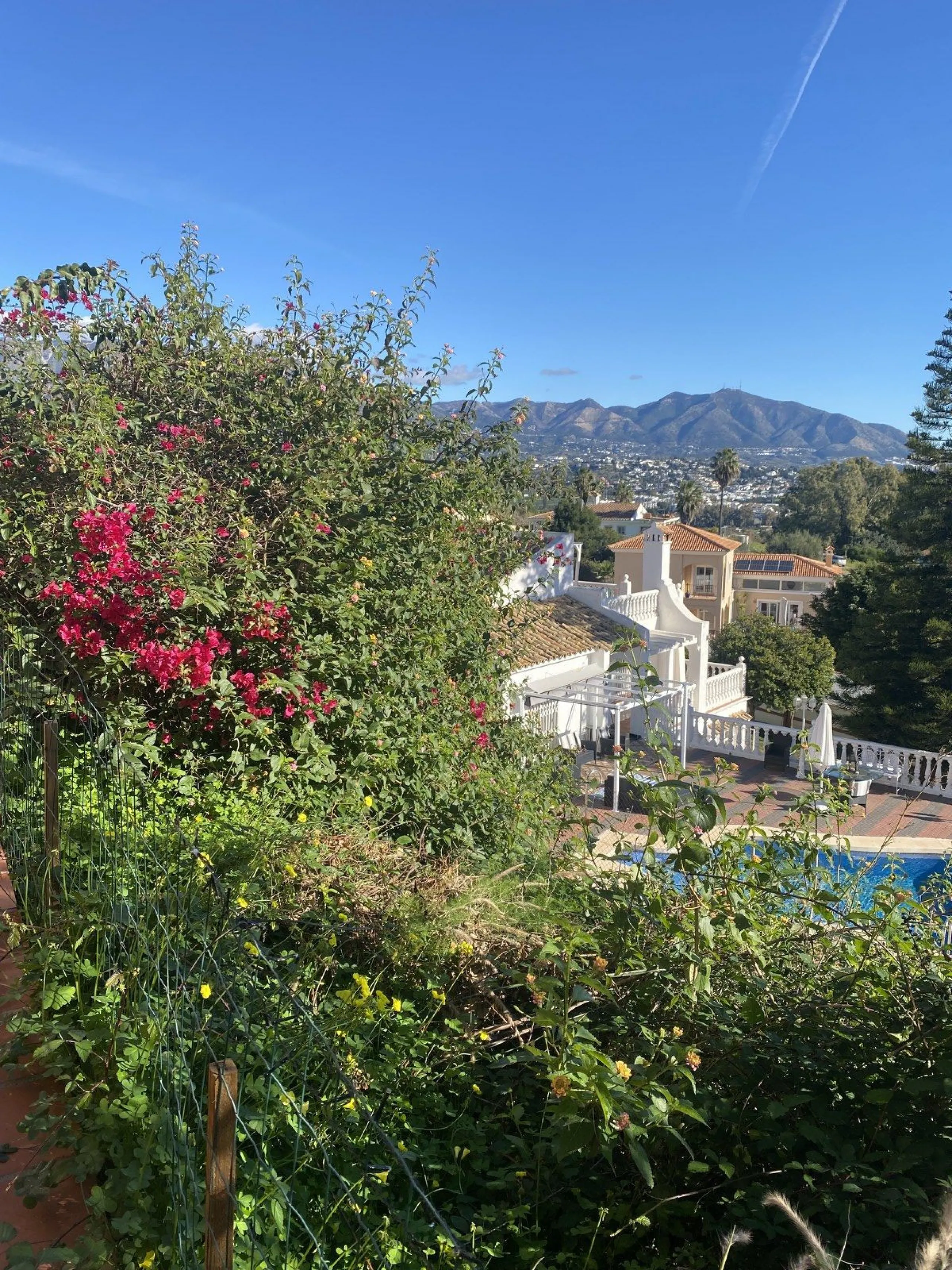 House - Detached Villa в продаже в Mijas, Málaga. В доме 6 спален и 3 ванных комнат. Площадь дома 346 м². Площадь участка 968 м²