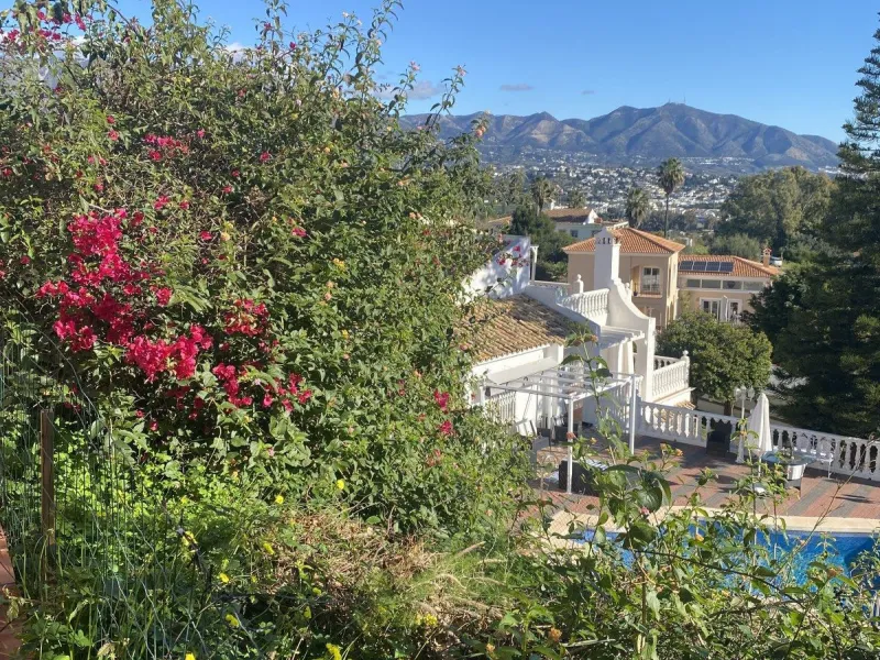 House - Detached Villa в продаже в Mijas, Málaga. В доме 6 спален и 3 ванных комнат. Площадь дома 346 м². Площадь участка 968 м²