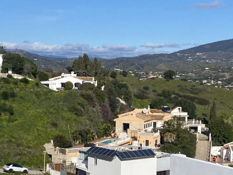 House - Detached Villa в продаже в Mijas, Málaga. В доме 6 спален и 3 ванных комнат. Площадь дома 346 м². Площадь участка 968 м²