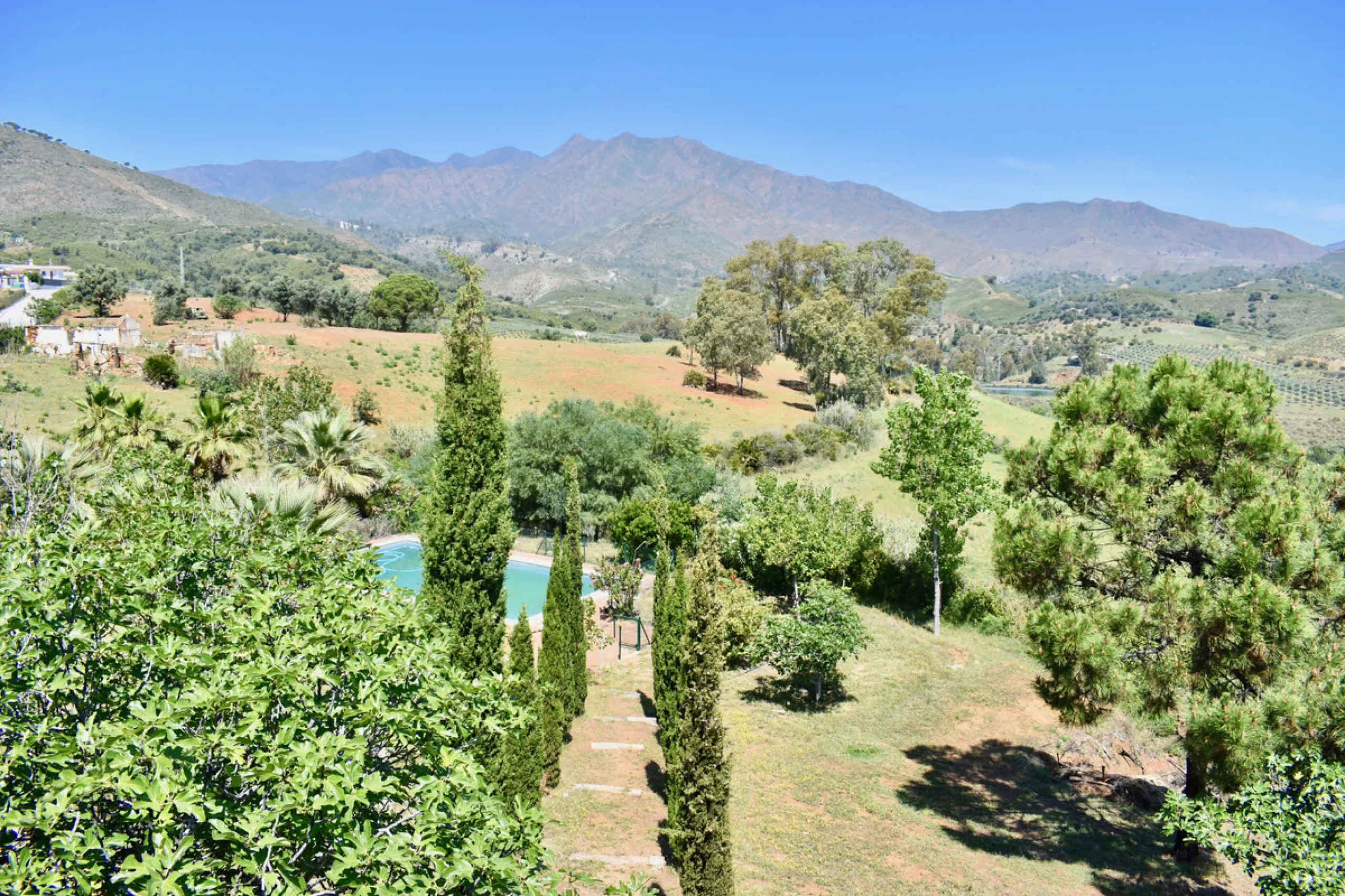 Beautiful 4 bedroom Detached Villa located on a superb plot of 6,500m2 with a large private pool & only 10 minutes from La Cala de Mijas!