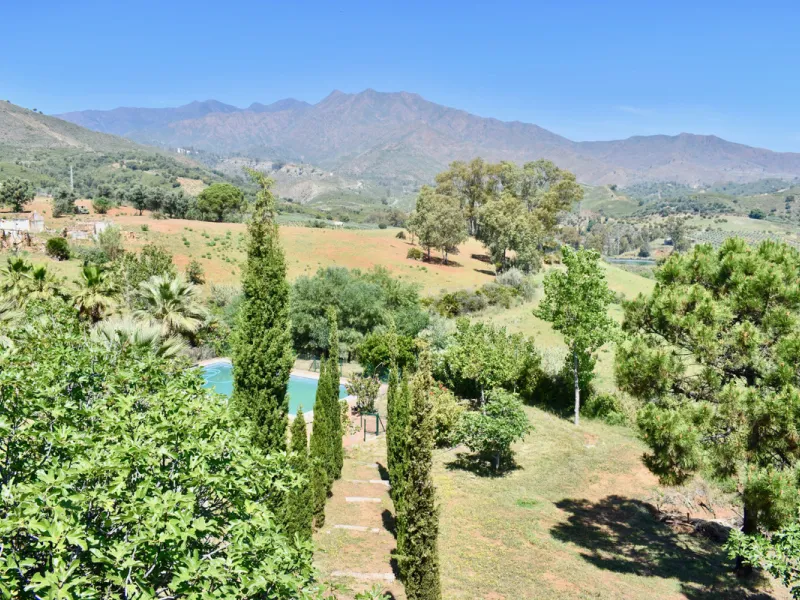 Beautiful 4 bedroom Detached Villa located on a superb plot of 6,500m2 with a large private pool & only 10 minutes from La Cala de Mijas!