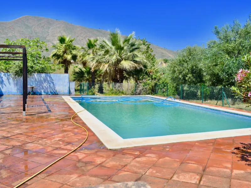 Beautiful 4 bedroom Detached Villa located on a superb plot of 6,500m2 with a large private pool & only 10 minutes from La Cala de Mijas!