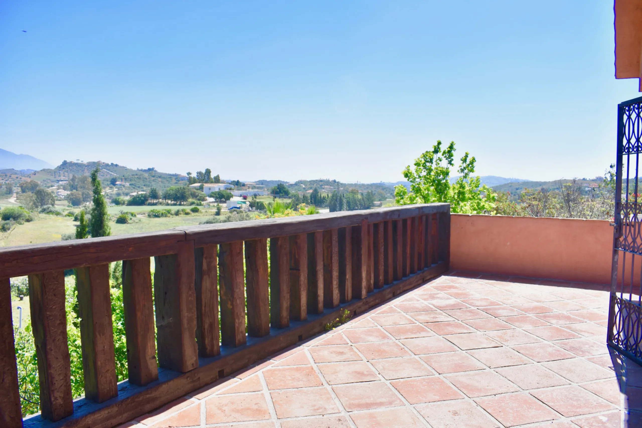 Beautiful 4 bedroom Detached Villa located on a superb plot of 6,500m2 with a large private pool & only 10 minutes from La Cala de Mijas!
