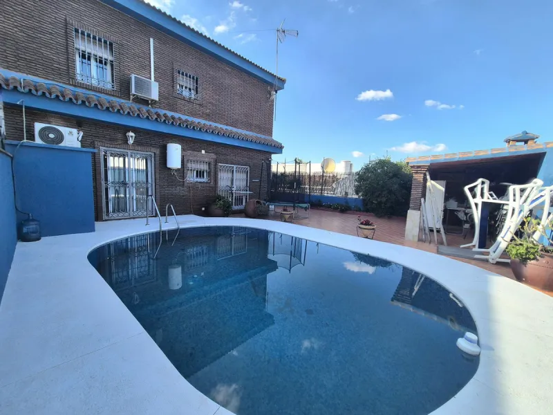 House - Semi-Detached House в продаже в Alhaurín el Grande, Málaga. В доме 4 спален и 3 ванных комнат. Площадь дома 180 м². Площадь участка 320 м²