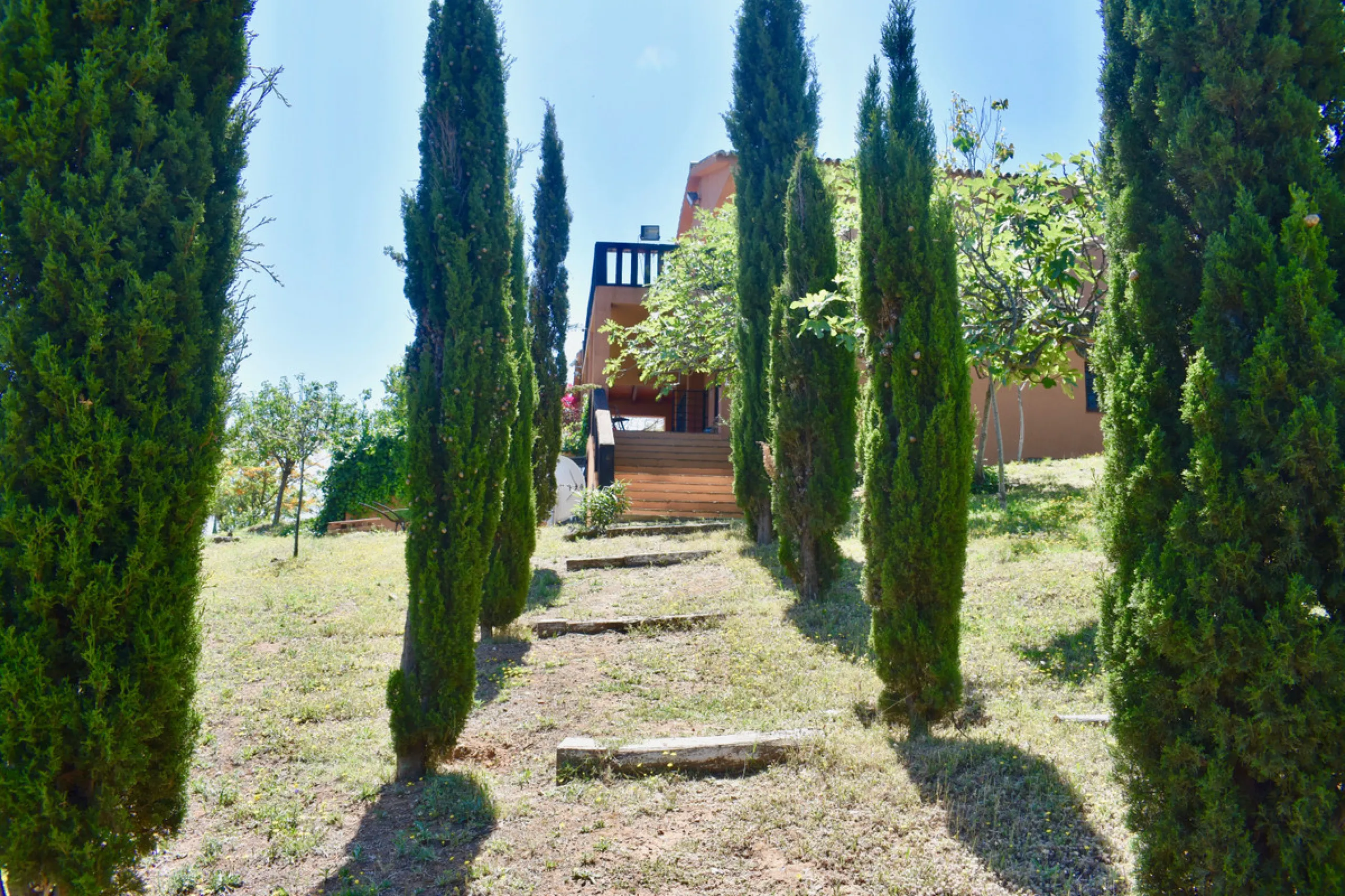 Beautiful 4 bedroom Detached Villa located on a superb plot of 6,500m2 with a large private pool & only 10 minutes from La Cala de Mijas!