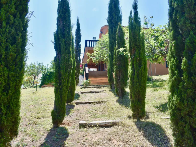 Beautiful 4 bedroom Detached Villa located on a superb plot of 6,500m2 with a large private pool & only 10 minutes from La Cala de Mijas!
