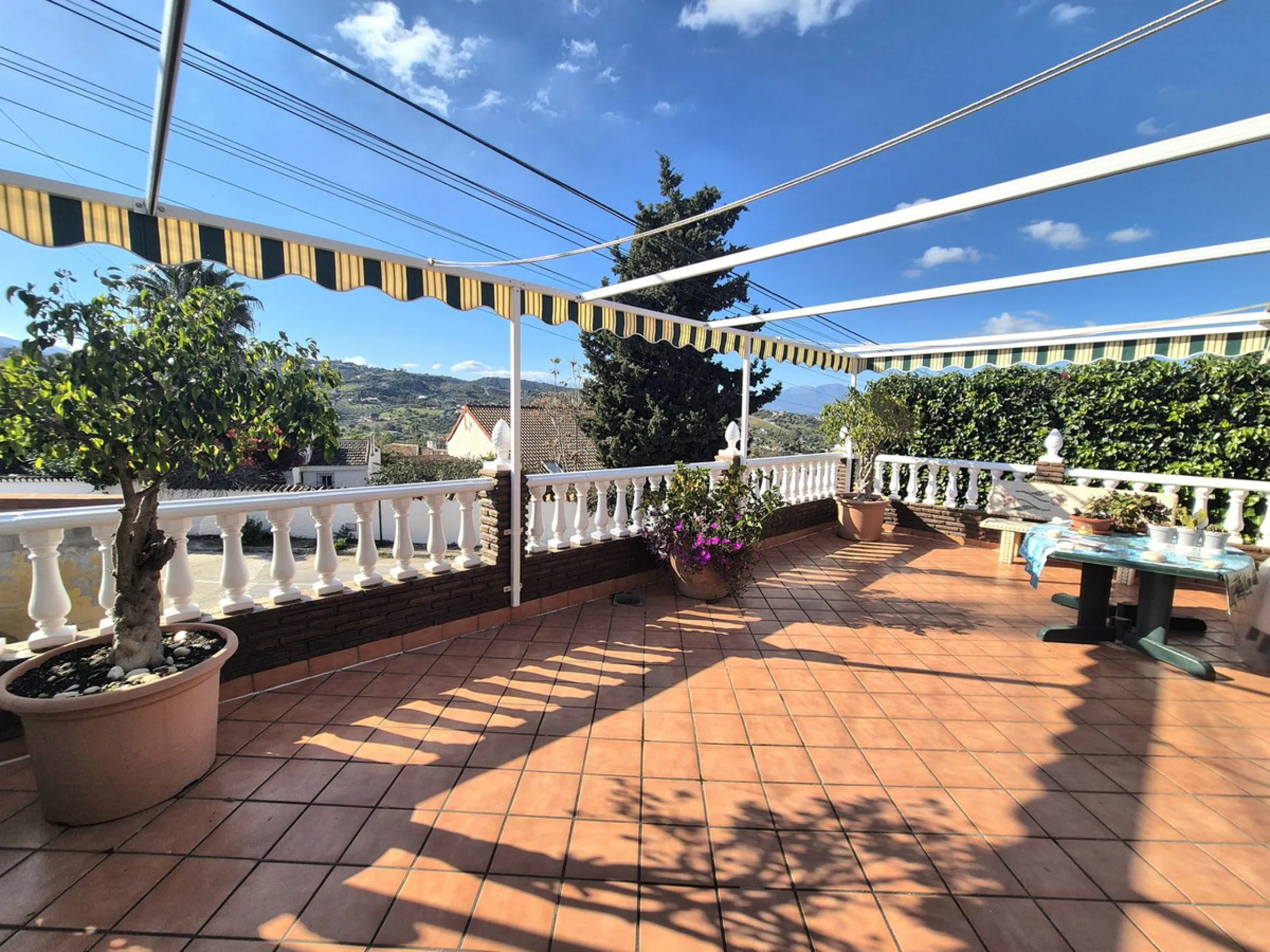 House - Semi-Detached House в продаже в Alhaurín el Grande, Málaga. В доме 4 спален и 3 ванных комнат. Площадь дома 180 м². Площадь участка 320 м²