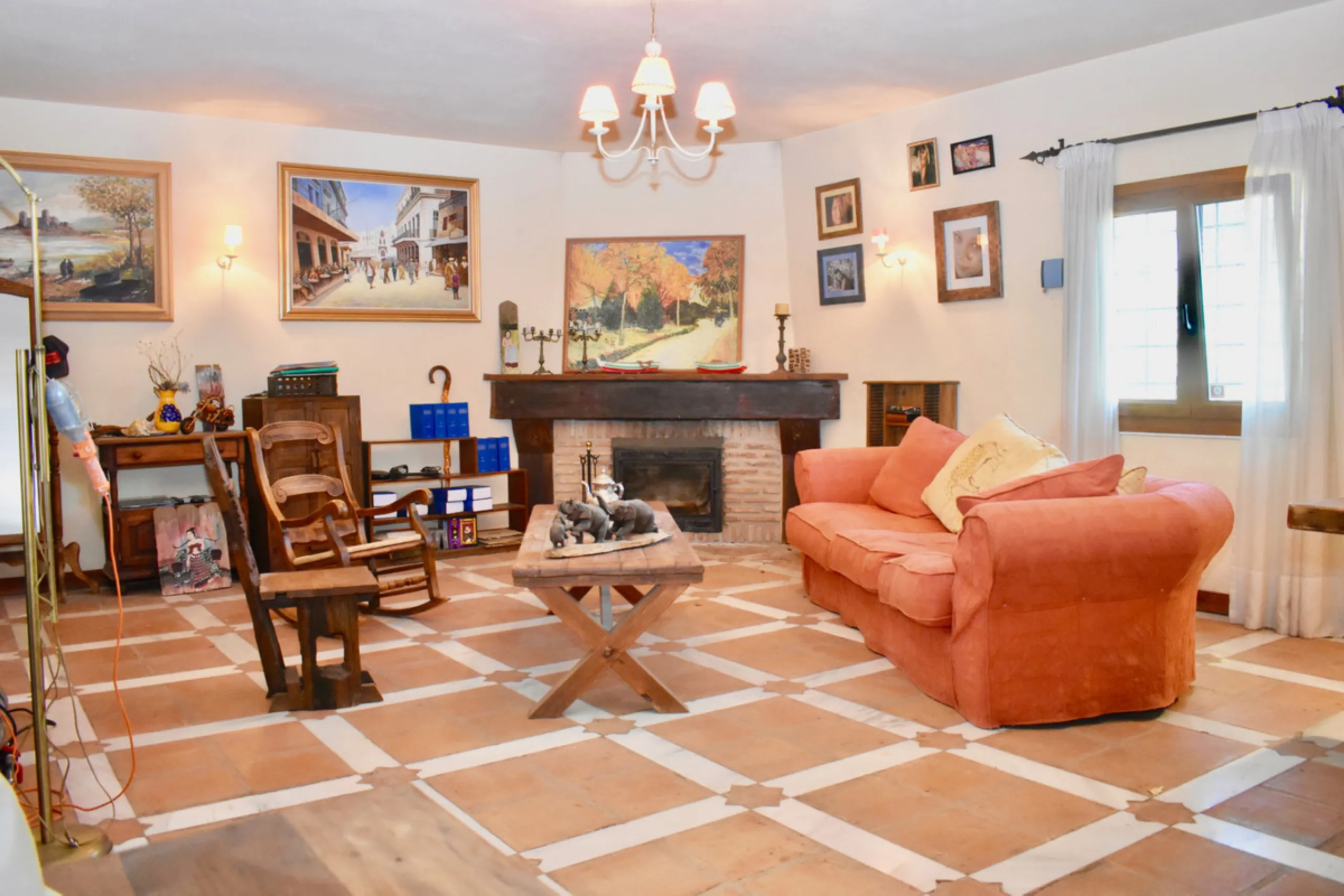 Beautiful 4 bedroom Detached Villa located on a superb plot of 6,500m2 with a large private pool & only 10 minutes from La Cala de Mijas!