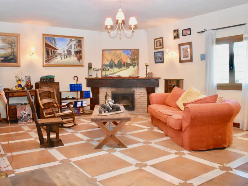 Beautiful 4 bedroom Detached Villa located on a superb plot of 6,500m2 with a large private pool & only 10 minutes from La Cala de Mijas!