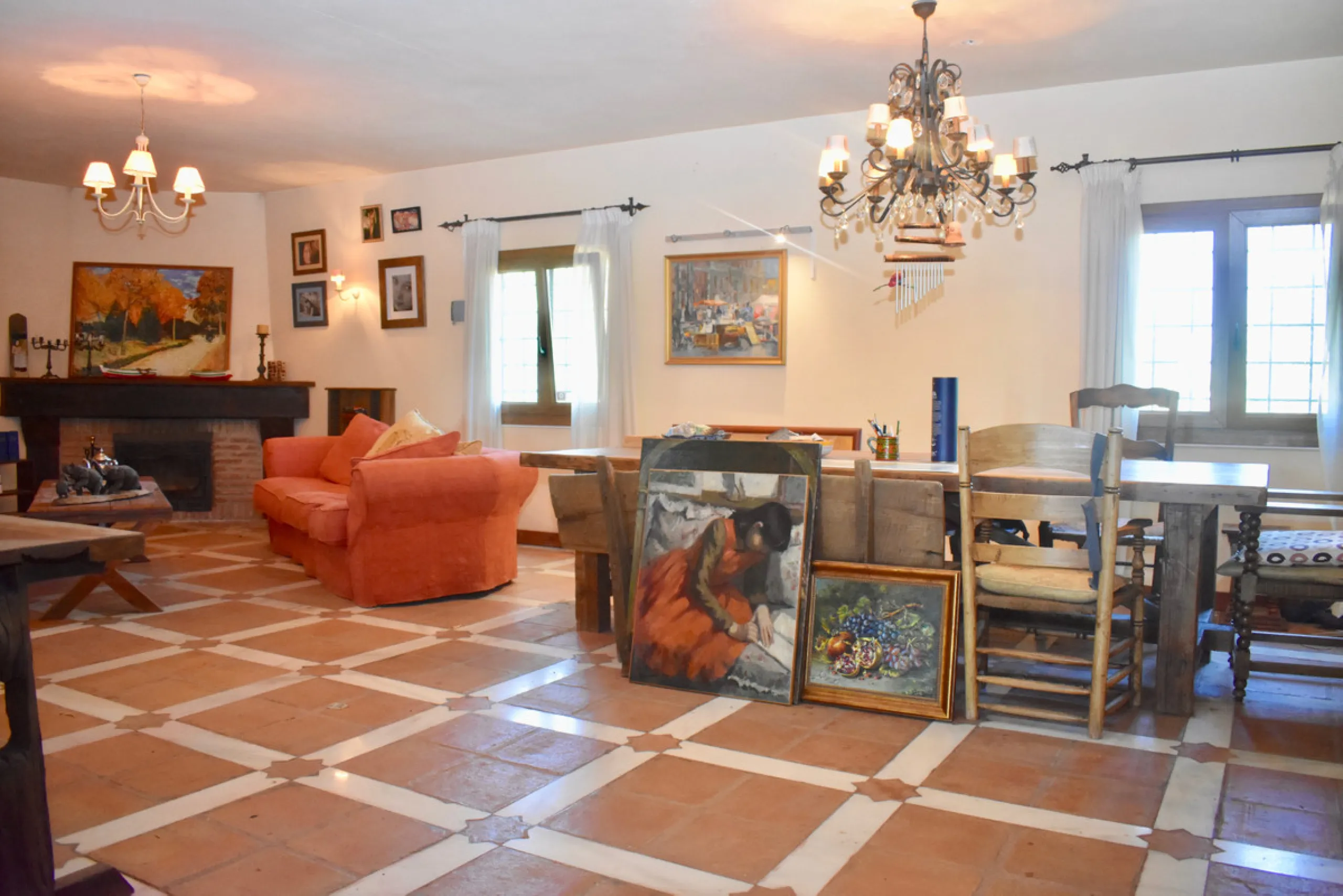 Beautiful 4 bedroom Detached Villa located on a superb plot of 6,500m2 with a large private pool & only 10 minutes from La Cala de Mijas!